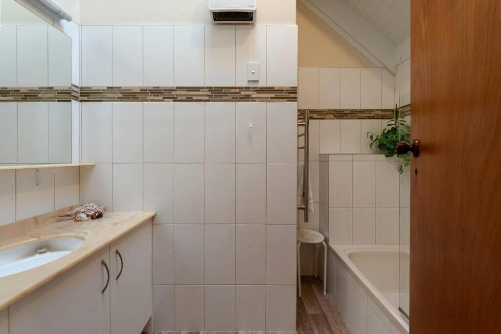 Вилла Charming Hideaway Таупо Экстерьер фото