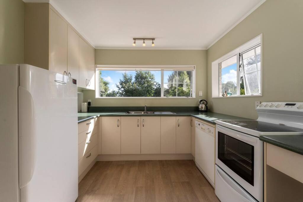 Вилла Charming Hideaway Таупо Экстерьер фото
